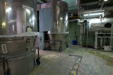 Büyük bir fabrikanın içinde.