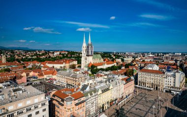 ZAGREB, CROATIA - 23 Eylül 2017: Zagreb 'in merkez meydanı olan Ban Jelaciç Meydanı' nın gerçek görünümü