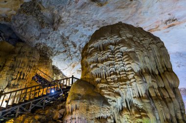 Phong Nha-Ke Bang Ulusal Parkı, Vietnam - 1 Ocak 2019: Cennet Mağarası. Orman karst tepeleriyle çevrili bu olağanüstü mağara sistemi 31 km boyunca uzanır..