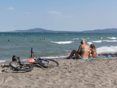 BURGAS, BULGARIA - 21 HAZİRAN 2016: güneşli plaj. Burgaz, Bulgaristan 'ın Karadeniz kıyısındaki Sunny Beach' in merkezi olan ikinci büyük kentidir..