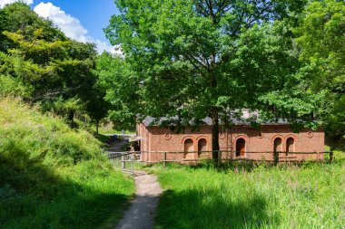 Gizycko, Polonya - 13 Temmuz 2012: Gizycko, Masuria, Polonya Boyen kalesi.