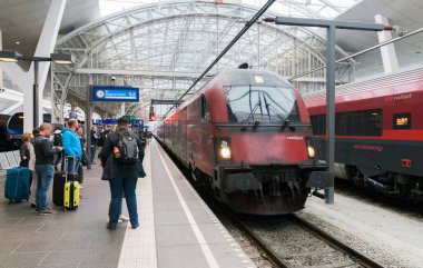 Yolcu treni yolcuları bekliyor.