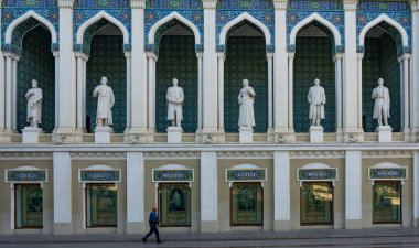 BAKU, AZERBAIJAN - 7 Mayıs 2019: Bakü 'deki Azerbaycan Edebiyat Nizami Müzesi' nin ön görüntüsü. Büyük bilimsel araştırmalar, basılmış kitaplar ve monogramlar içeriyor.