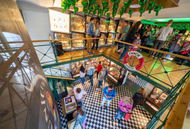 Modern alışveriş merkezinin içi