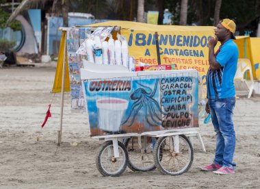 CARTAGENA, COLOMBIA - 29 Ekim 2015: Cartagena Hotel Zone plajında kimliği belirsiz insanlar. Kolombiya 'nın en büyük beşinci şehri ve Barranquilla' dan sonra bölgenin en büyük ikinci şehridir..