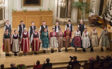 BUDAPEST, HUNGARY - 19 Kasım 2010 'da Macaristan' ın Budapeşte kentinde ElTE Üniversitesi 'nin sahnesinde ELTE Üniversitesi Macar Halk Dansları Grubu.