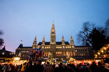 VİANNA, AUSTRIA - 19 Aralık 2019 İnsanlar Avustralya 'nın başkentindeki yıllık Noel pazarını ziyaret ediyor. 