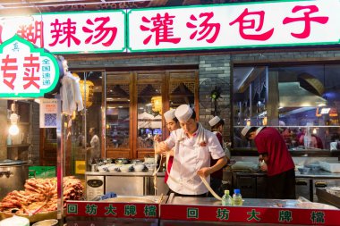 Çin 'deki sokak yemekleri pazarı.