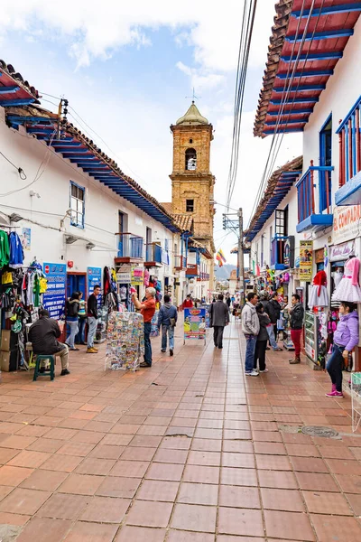 Zipaquira コロンビア 2015年10月22日 ジパキラのダウンタウンの人々 町は主に塩の大聖堂 トンネル内の塩鉱床の中に建てられた地下教会で知られています — ストック写真