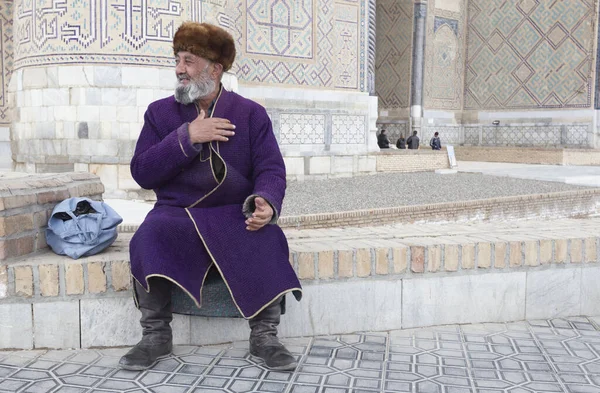 Orta Asya Geleneksel Kostümlü Bir Adam — Stok fotoğraf