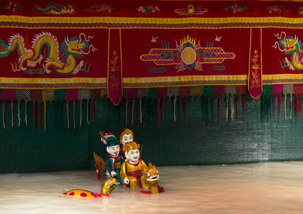 Chi Minh 2013年12月29日 ベトナムのホーチミンで2013年12月29日に開催されたゴールデンドラゴン水人形劇場でのベトナムの水人形劇ショー — ストック写真