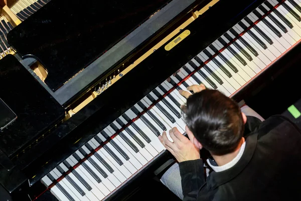 Joven Pianista Irreconocible Tocando Jazz —  Fotos de Stock