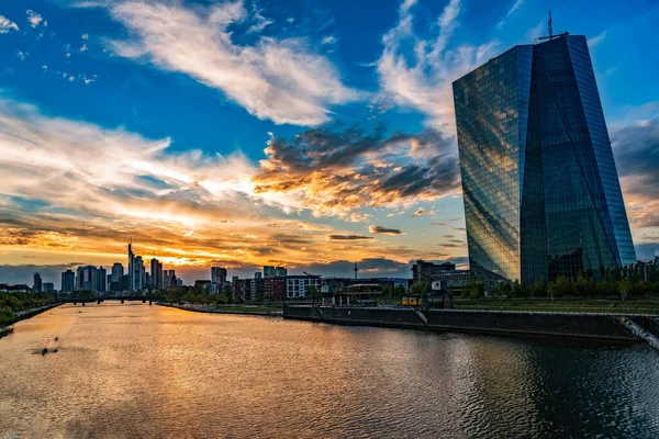 Cidade Europeia Moderna Com Rio Pôr Sol — Fotografia de Stock