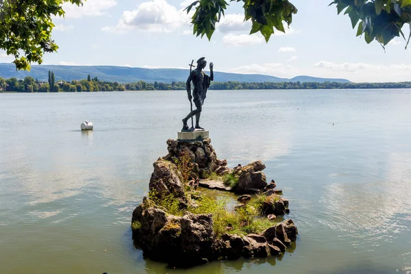 Statua Isola Pietra Nel Fiume — Foto Stock