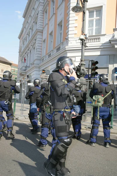 ヘルメットと銃を持った警察官 — ストック写真