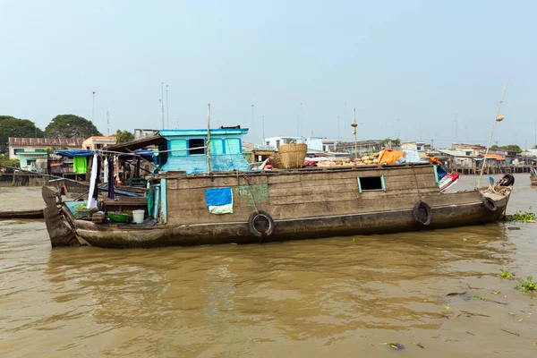 河里的渔船 — 图库照片