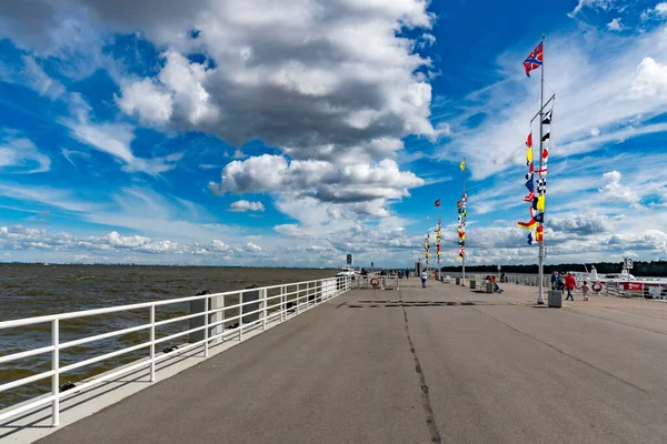 Peterhof Rosja Sierpnia 2018 Ludzie Molo Port Szybkiej Łodzi Peterhof — Zdjęcie stockowe