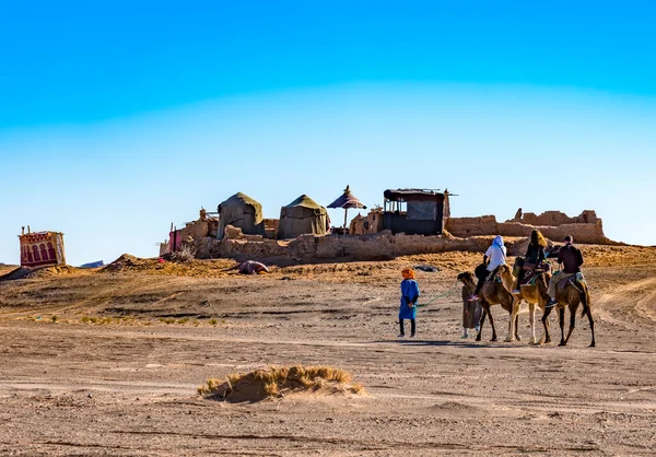 在马拉科沙漠中骑骆驼旅行的人 — 图库照片