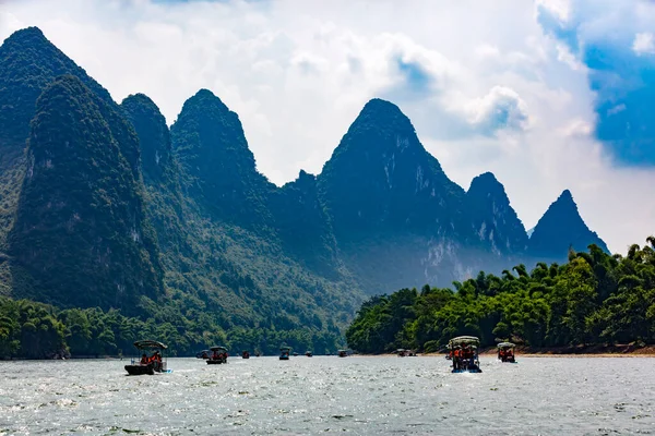 Yangshuo Kína Augusztus 2017 Bambusztutajok Turistákkal Folyón Ködben Közel Xinping — Stock Fotó