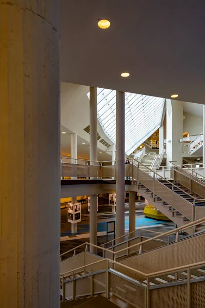 Interior Hotel Moderno Con Escaleras —  Fotos de Stock