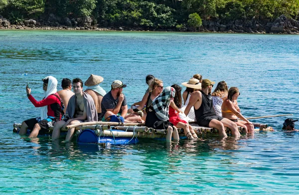 Groupe Personnes Bateau Dans Rivière — Photo