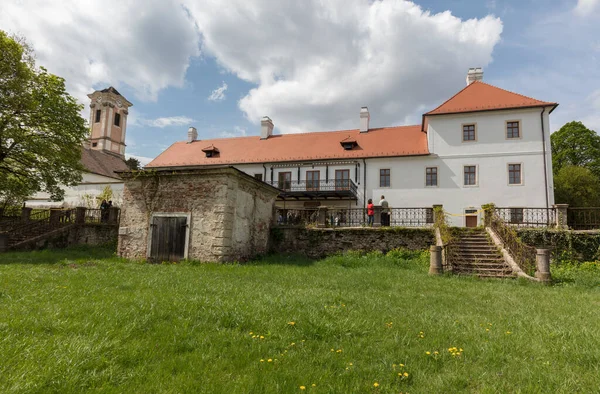 Vieux Château Avec Pelouse Verte — Photo