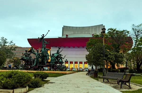 Hermosas Estatuas Cerca Edificio Moderno Ciudad —  Fotos de Stock