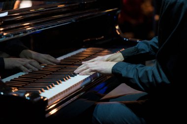 Caz çalan tanınmayan genç piyanist. 