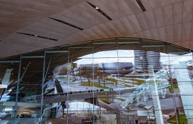 MUNICH, Almanya - 17 Mart 2018: BMW Welt 'in dışı, BMW' nin çok işlevli müşteri deneyimi ve sergi tesisi. COOP HIMELB (L) AU tarafından tasarlanmıştır..