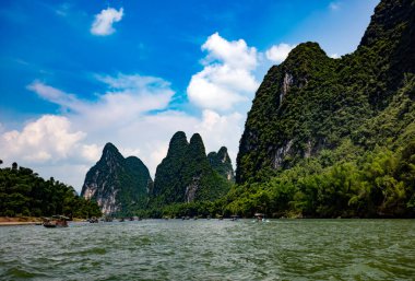 Yangshuo, Çin - 2 Ağustos 2017: Li nehrinde Xinping (Yangshuo) yakınlarında turistlerle Bambu Raftları.