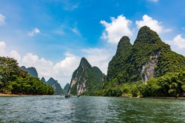 Yangshuo, Çin - 2 Ağustos 2017: Li nehrinde Xinping (Yangshuo) yakınlarında turistlerle Bambu Raftları.