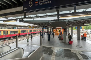 Modern tren istasyonunun içi.