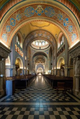 SZEGED, HUNGARY - 2 Ağustos 2018: Szeged 'de, Macar Hanımefendimiz Katedrali ve Adaklı Kilisenin İçi