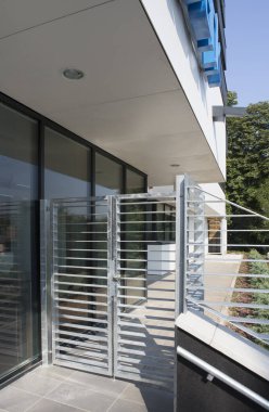 modern balkon ve pencereli bina