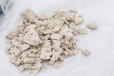 Tahta parçalarıyla ezilmiş beyaz mermer.