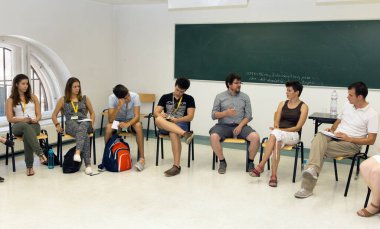 BUDAPEST, HUNGARY - 02 Eylül 2015: Budapeşte 'deki ELTE konferans salonunda kimliği belirsiz öğrenciler. Eotvos Lorand Üniversitesi (ELTE) Macaristan 'ın en büyük ve en eski üniversitesidir..