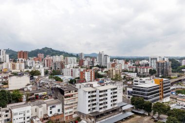 Pereira, COLOMBIA - 25 Ekim 2015: Yağmurlu bir günde Pereira 'nın gerçek görüntüsü. Şehir, And Dağları 'nın eteklerinde, Kolombiya' nın kahve üreten bölgesinde yer almaktadır..