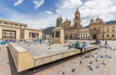 BOGOTA, COLOMBIA - 22 Ekim 2015: Başkent merkezindeki Bolivar Meydanı 'nda kimliği belirsiz insanlar. Bogota Latin Amerika 'nın en hızlı büyüyen büyük şehridir..