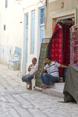 Alışveriş torbalarına aşık son sınıf çifti