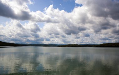 Bulutlardaki göl manzarası