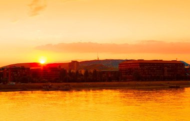 Denizin üzerinde gün batımı