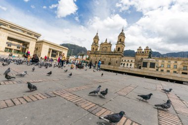 BOGOTA, COLOMBIA - 22 Ekim 2015: Başkent merkezindeki Bolivar Meydanı 'nda kimliği belirsiz insanlar. Bogota Latin Amerika 'nın en hızlı büyüyen büyük şehridir..