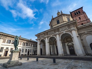 Milan, İtalya - 22 Ekim 2019: Milano, Lombardiya 'daki San Lorenzo Maggiore Kilisesi. 