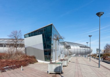 Mavi gökyüzü olan modern bina.