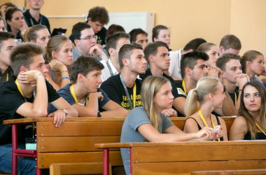 BUDAPEST, HUNGARY - 02 Eylül 2015: Budapeşte 'deki ELTE Üniversitesi' nin kimliği belirsiz öğrencileri ve öğretmenleri. Eotvos Lorand Üniversitesi (ELTE) Macaristan 'ın en büyük ve en eski üniversitesidir..