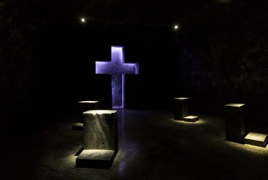 ZIPAQUIRA, COLOMBIA - 22 Ekim 2015: Yeraltı tuz katedralindeki şapel Zipaquira çok renkli tünellerde bir madenden inşa edildi.