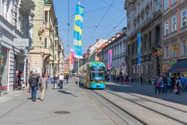 GRAZ, AUSTRIA - 2 Mayıs 2014 'te Avusturya' nın Graz kentinde Ana Şehir Meydanı (Hauptplatz). 300.000 kişilik nüfusuyla Graz, Avusturya 'nın ikinci en büyük şehri ve federal Styria eyaletinin başkentidir..