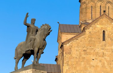 Metekhi Kilisesi ve Tiflis 'teki Kral Vakhtang Gorgasali' nin binicilik heykeli.