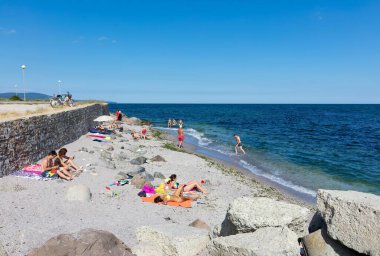 NESSEBAR, BULGARIA - 20 Temmuz 2016: Bulgaristan 'ın Nessebar kentindeki küçük plaj. Antik Nessebar kenti UNESCO 'nun dünya mirası sahası.