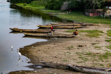LOMA de ArENA, COLOMBIA - 29 Ekim 2015: Kolombiya yakınlarındaki Cienaga Del Totumo Gölü 'ndeki mangrovlarda yaşayan insanlar.